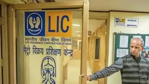 LIC is ranked third in terms of gross written premium of USD 56.405 billion in fiscal 2021. (Photo: Pradeep Gaur/Mint)