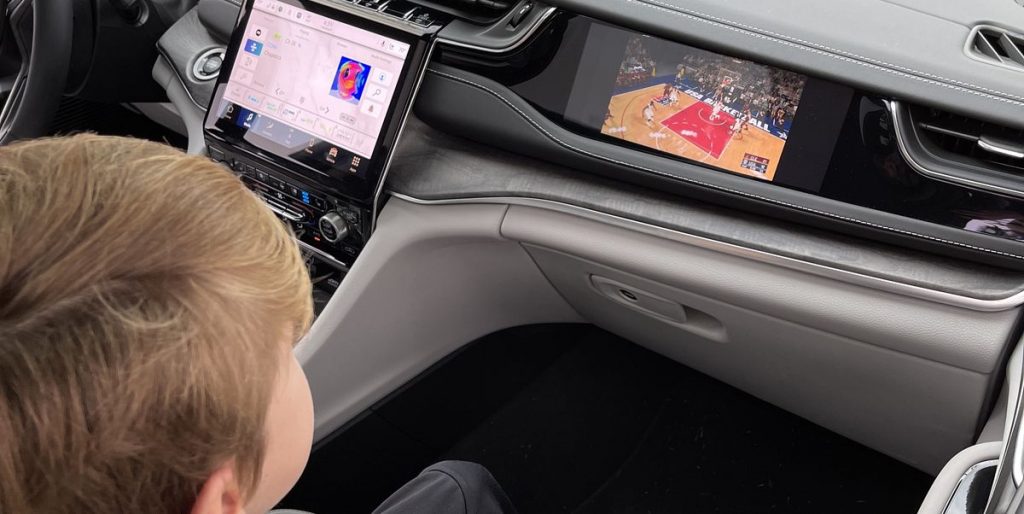 You Can Play Xbox on the 2022 Jeep Grand Cherokee's Passenger Screen