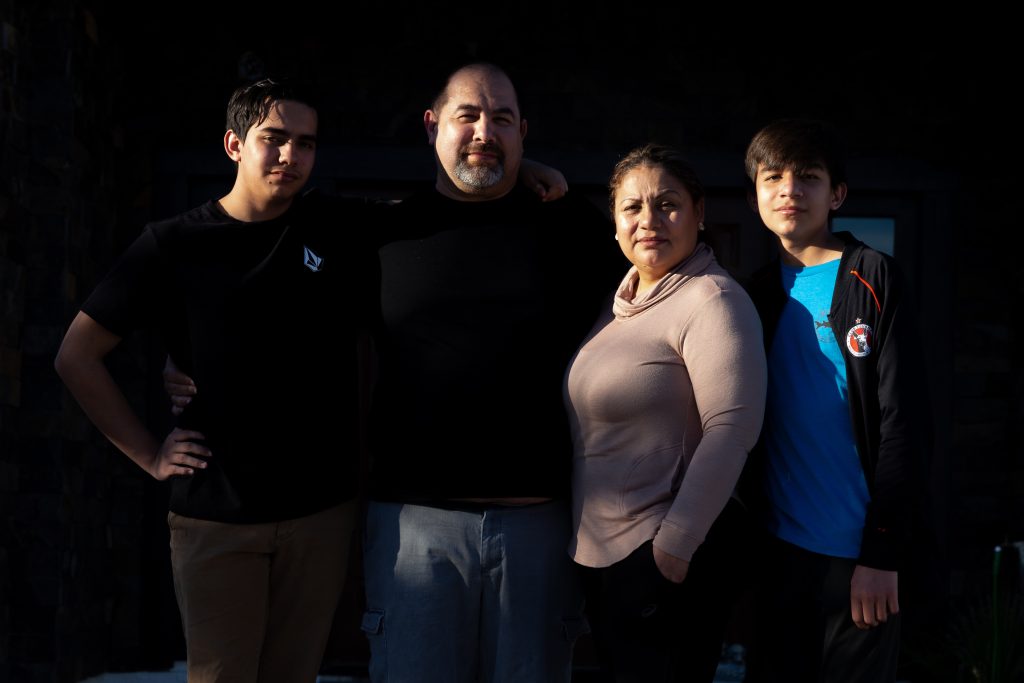 Luego de enfrentar terribles cuentas médicas, familia decide cruzar la frontera para recibir atención
