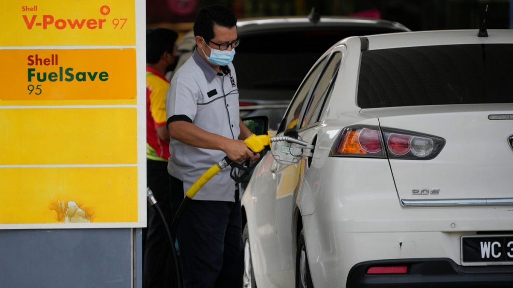 Drivers From Singapore Are Illegally Pumping Cheap Gas In Malaysia