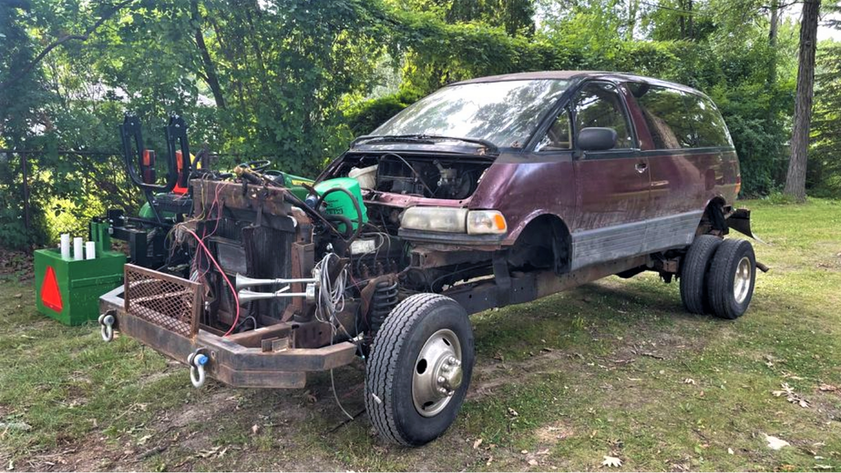 This Minivan Riding On An RV Frame Is The Best Dumb Thing This Week