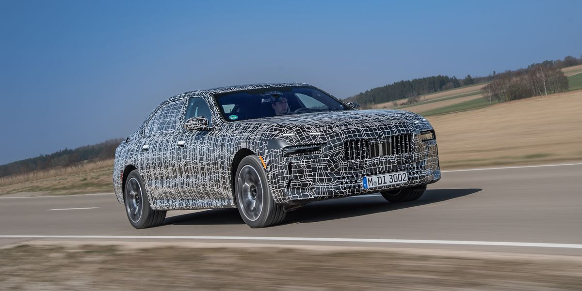 View Photos of the 2023 BMW 7-series / i7 Prototype