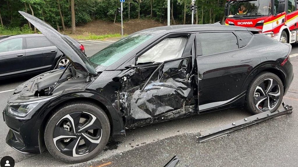 Hockey legend Jaromir Jagr's Kia EV6 T-boned by tram