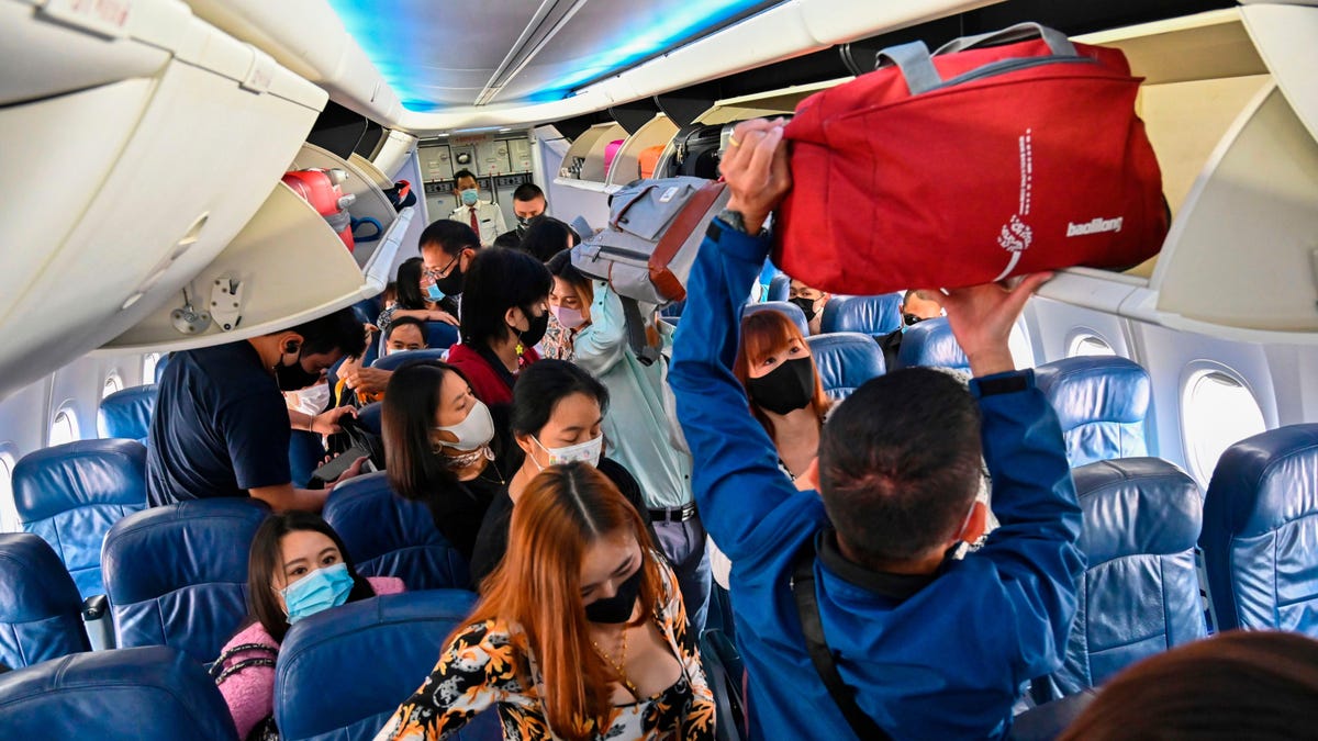 It's Time to Get Rid of Overhead Bin Space on Airplanes