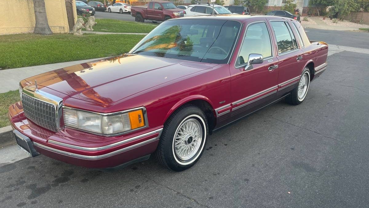 At $7,500, Is This 1994 Lincoln Town Car a Good Deal by a Country Mile?