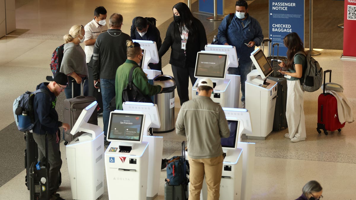 Delta Says Ticket Sales Are at Pre-Pandemic Levels as It Cancels Thousands of Flights