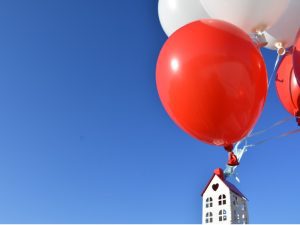 House being lifted away by balloon.