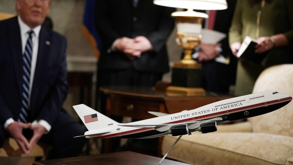 Trump's Air Force One Paint Job Likely to Be Scraped For Making the Planes Too Hot