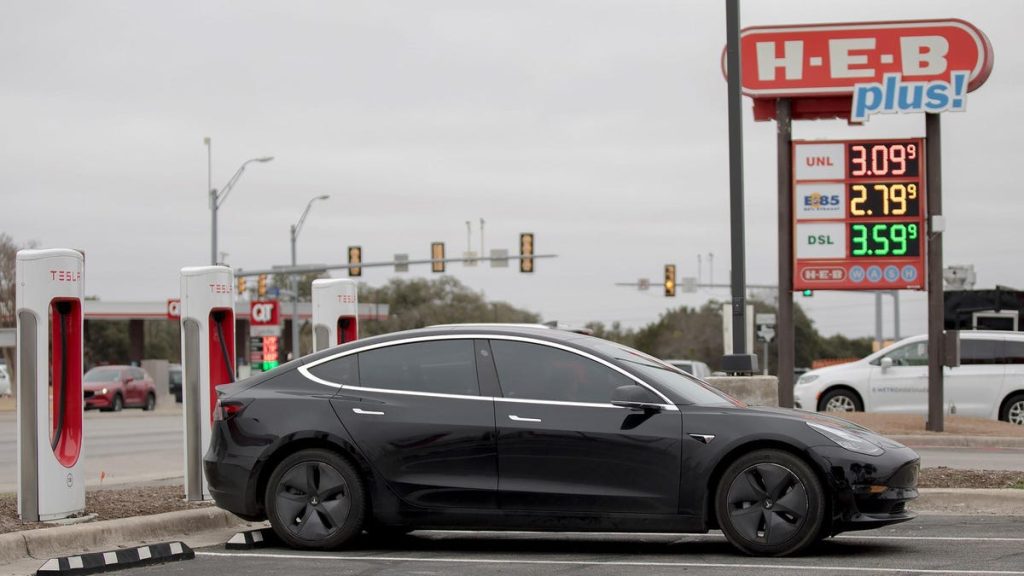 Tesla Asked Texas Drivers to Avoid Charging During Record Heat Wave