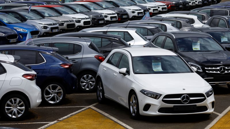 Automakers see 'warning signs' as inflation weakens demand for new cars