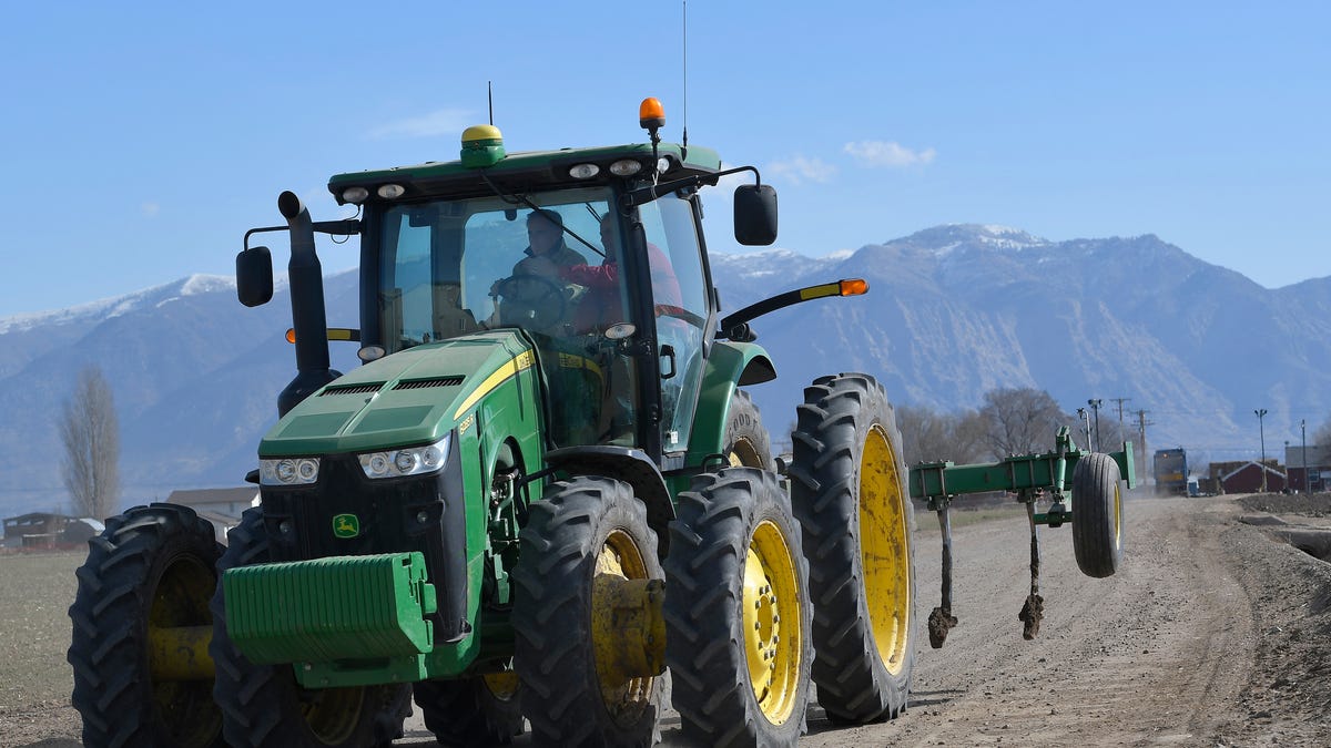 New Jailbreak Code for John Deere Is Here to "Liberate the Tractors”