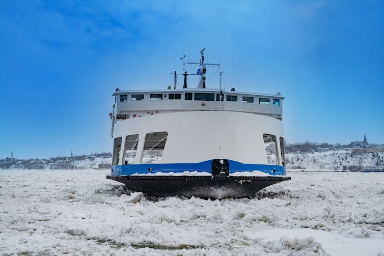 Un brise-glace dans la glace du fleuve