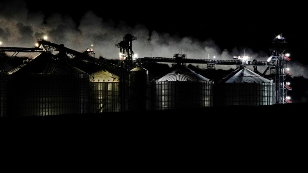 How U.S. regulators allow ethanol plants to pollute more than oil refineries