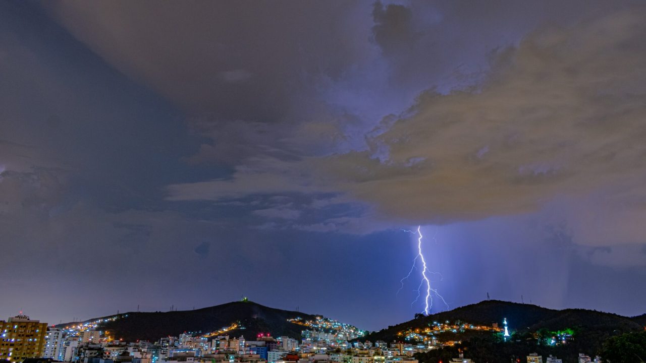 Arrival of a strong storm with lightning and rain. These weather conditions are typical of the Brazilian summer.