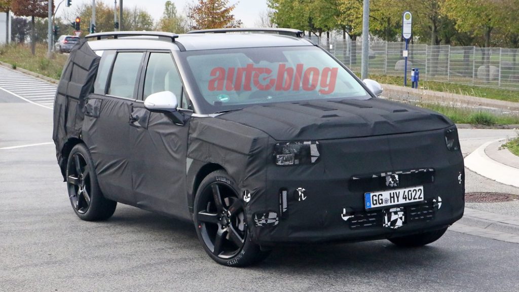 Hyundai Santa Fe spy photos show much boxier design