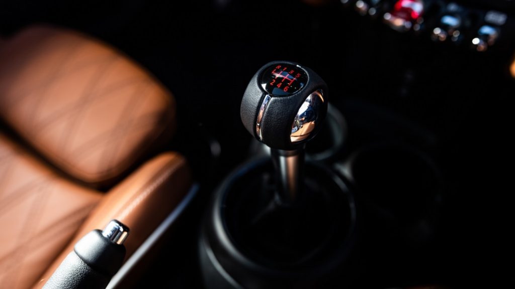 Mini to open stick-shift driving school in California