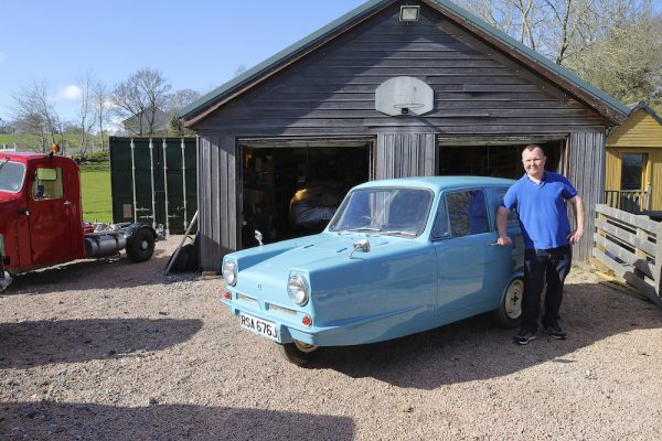 Reliant Regal van