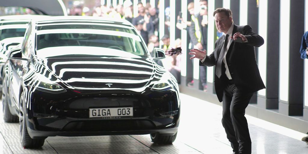 Will Elon Musk’s Political Rantings Drive Tesla into the Ditch?