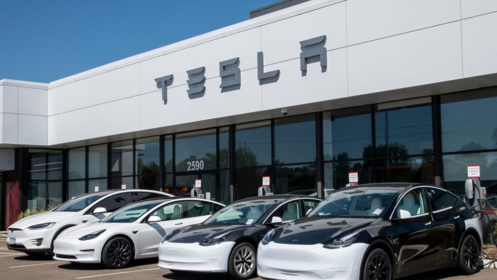 A Tesla buyer says he felt 'bullied' into taking delivery, meaning he missed $9,450 price cut