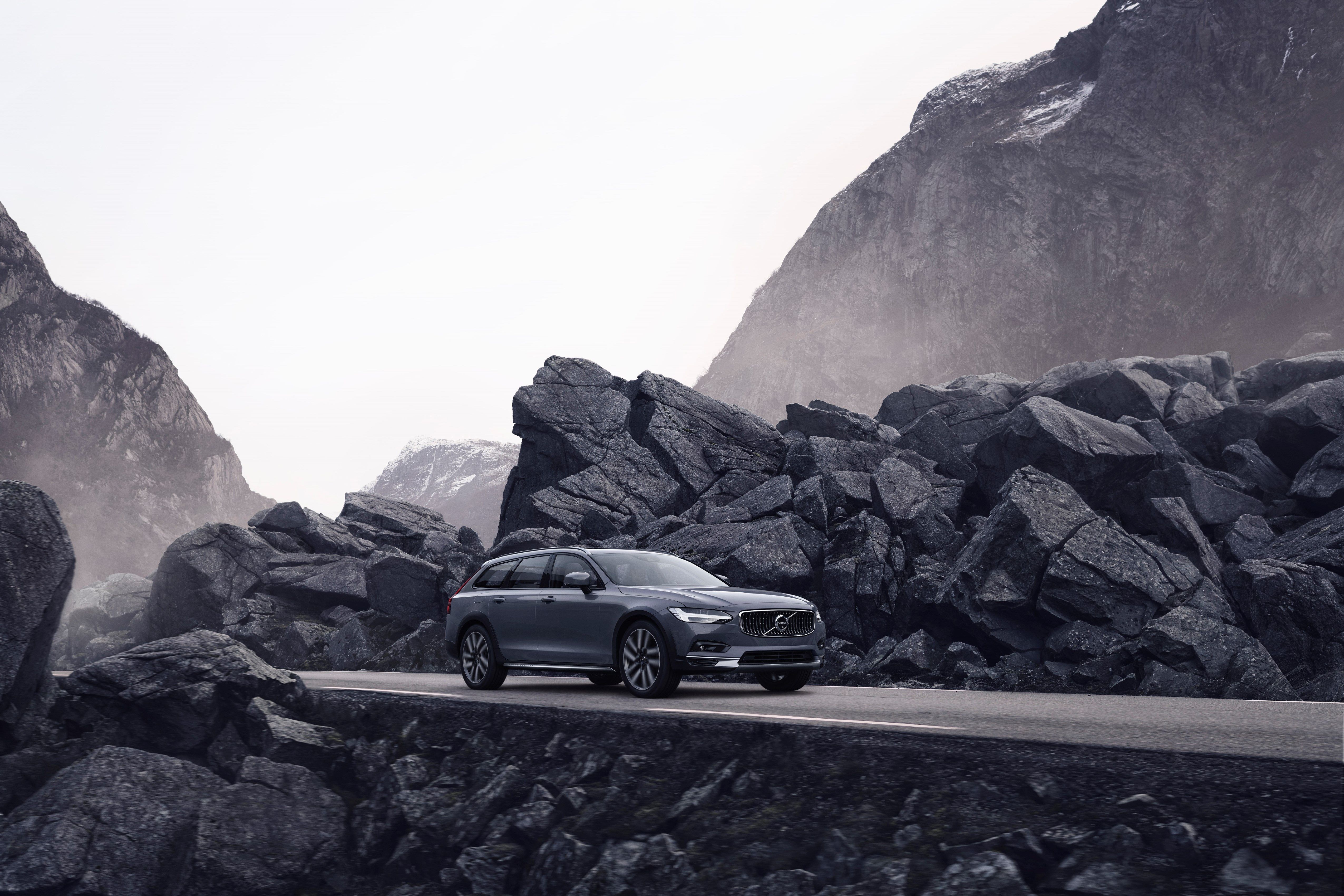 2023 volvo v90 cross country station wagon driving