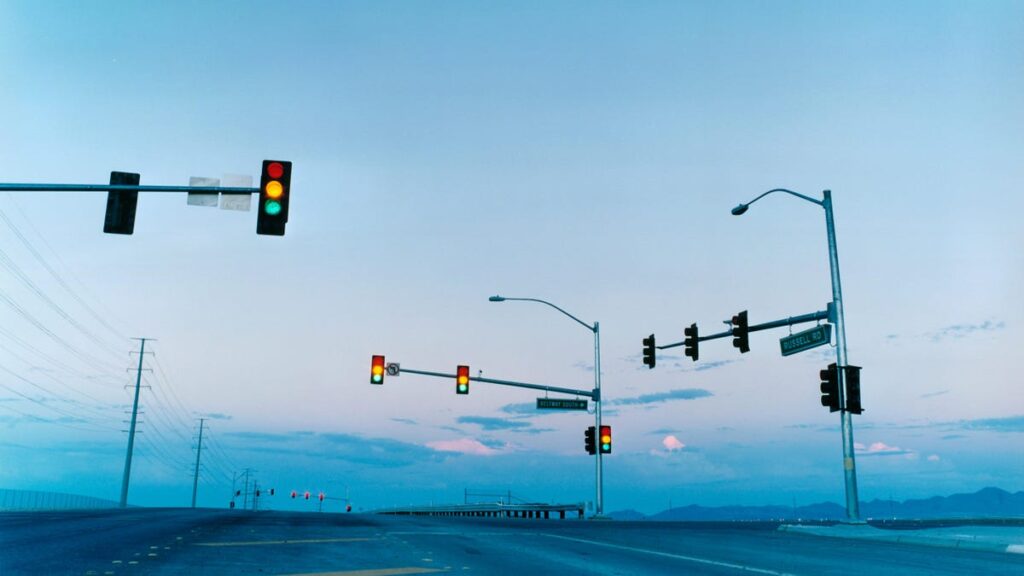 How a Fourth Traffic Light Color Could Help Ease Our Transition to Self-Driving Cars