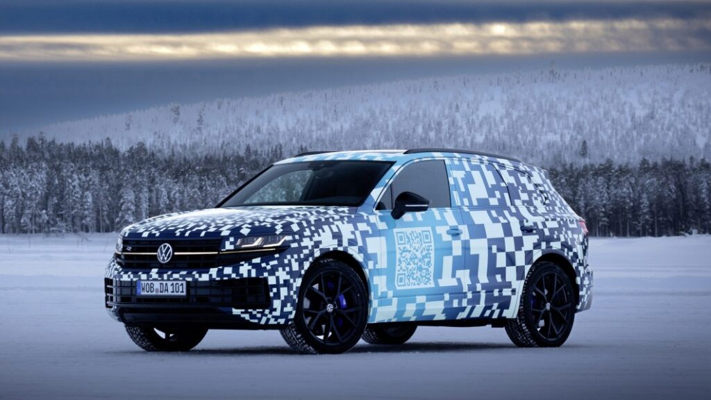 Volkswagen Touareg prototype prances through the snow