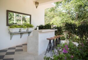 6 outdoor kitchen ideas for year-round alfresco entertaining