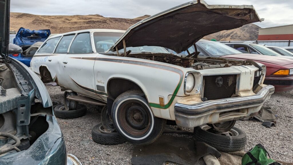 Junkyard Gem: 1975 Oldsmobile Cutlass Supreme Cruiser