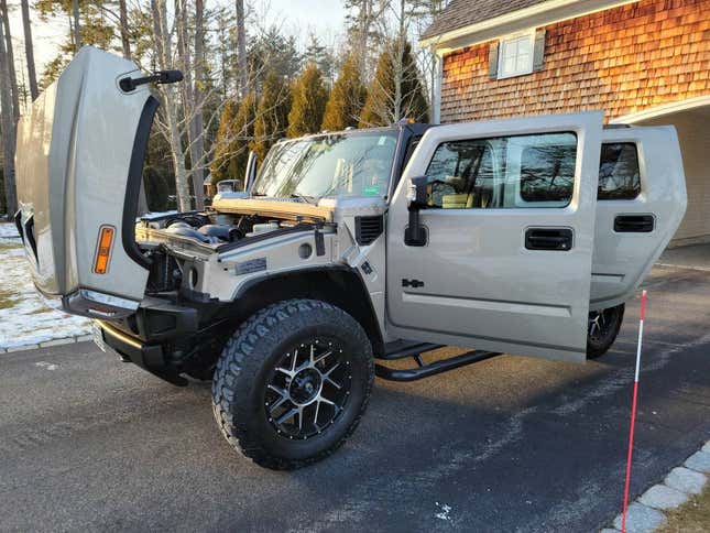 Image for article titled At $34,900, Is This 2006 Hummer H2 SUT a Truck Worth Tackling?