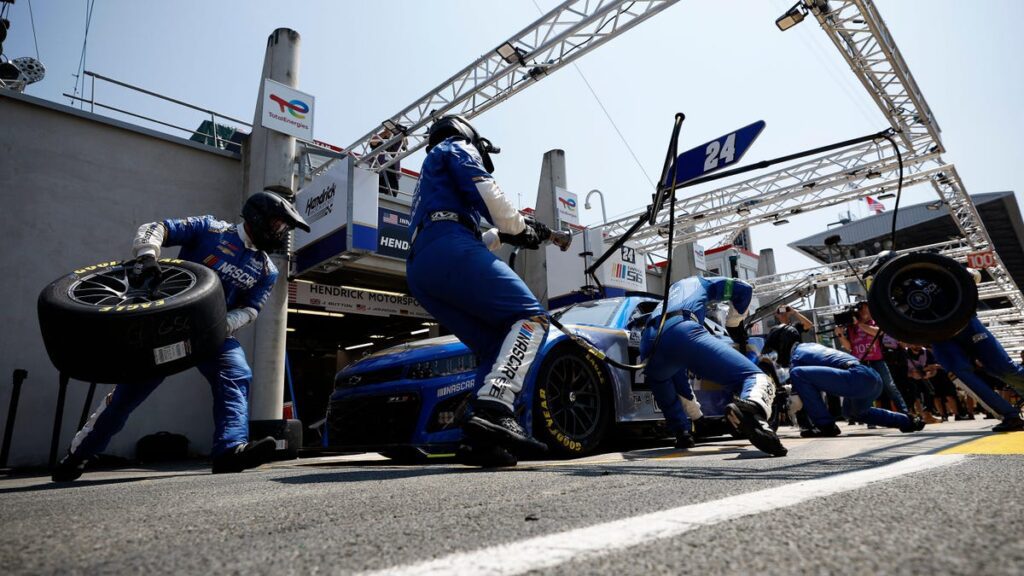 Watch NASCAR Garage 56 Crew Win Le Mans Pit Stop Challenge With A Regular Floor Jack