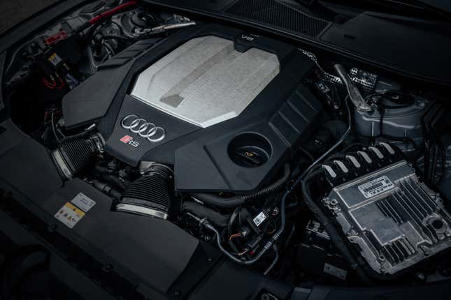 The twin-turbo 4.0-liter V8 of the Audi RS 6 and RS 7 Performance