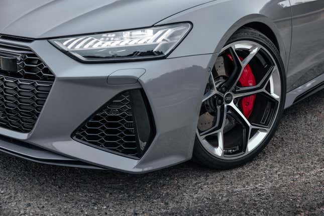 The lightweight 22-inch wheels of the Audi RS 6 and RS 7 Performance