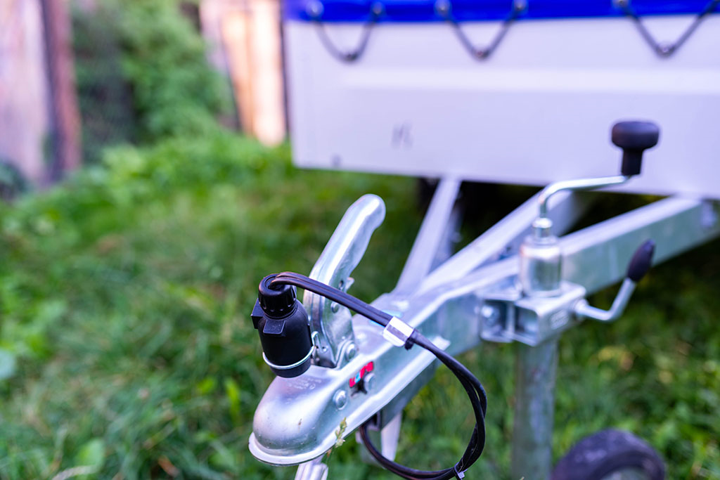 anti-snaking device on the back of a caravan 