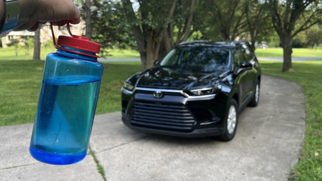 2024 Toyota Grand Highlander Cupholder Mega Test: Will the Nalgene bottle fit?