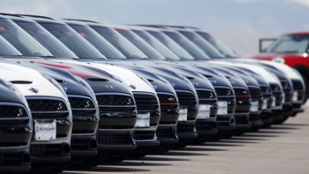 US new vehicle sales rise on strong demand, better supply