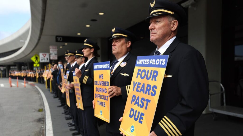 United Airlines And Pilots Strike Tentative Deal That Could Raise Pay By 40 Percent