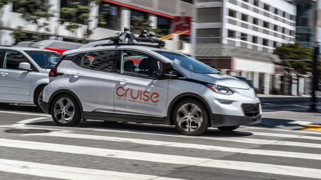 A Cruise Robotaxi Was Caught On Camera Malfunctioning In An Intersection