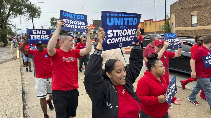 Autoworkers vote overwhelmingly to let UAW leaders call strikes against Detroit companies