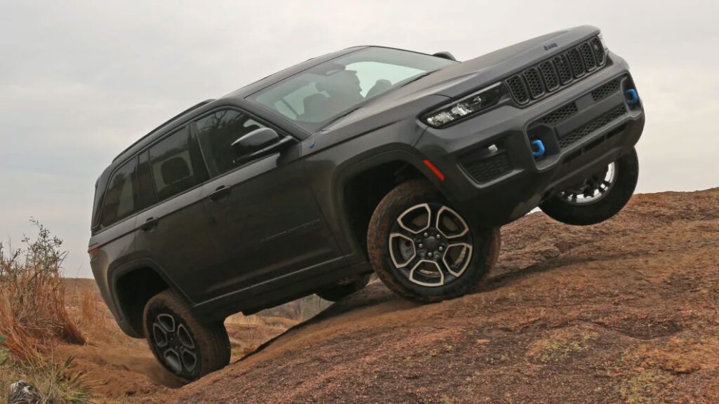 Jeep recalls 340,000 crossovers and SUVs over faulty software