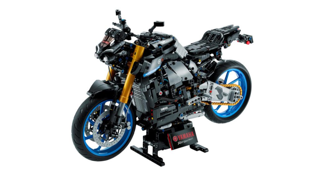 Lego Yamaha MT-10 SP comes with working pedal-activated gearbox