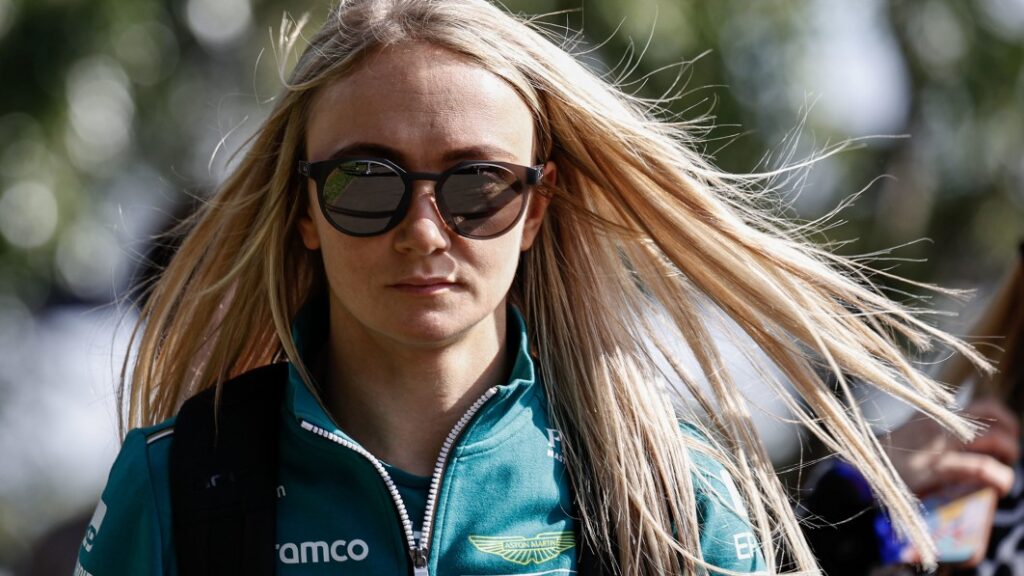 007 movie stunt driver Jessica Hawkins becomes first woman in years to test in an F1 car