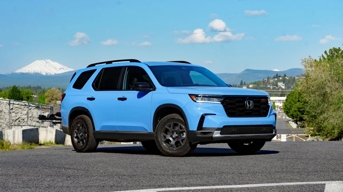 2023 Honda Pilot TrailSport in Bend front three quarter