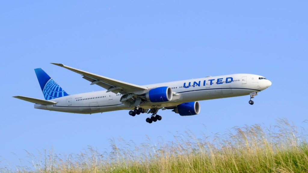 United Airlines Flight Drops 28,000 Feet In Ten Minutes