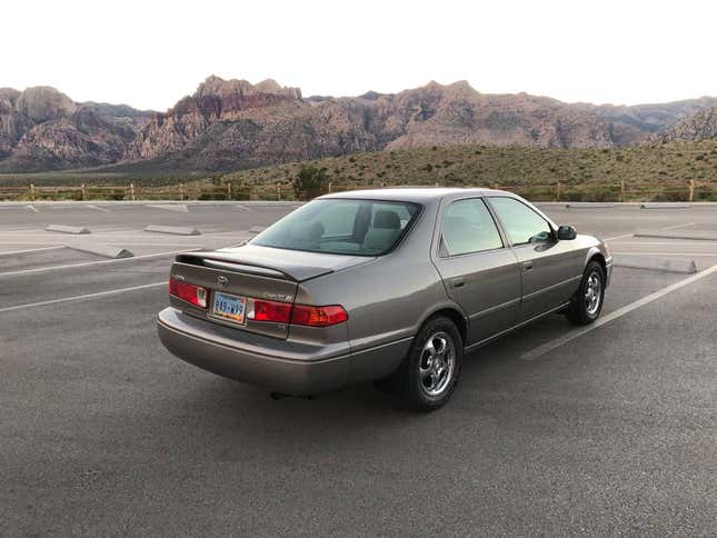 Image for article titled At $7,000, Is This Manual-Equipped 2000 Toyota Camry A Reliable Deal?