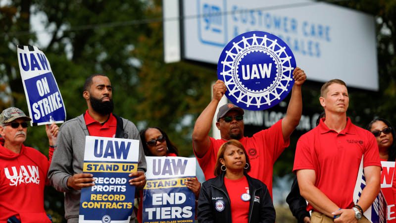 UAW's Fain to expand strike on Friday if no progress; Trump to visit after Biden