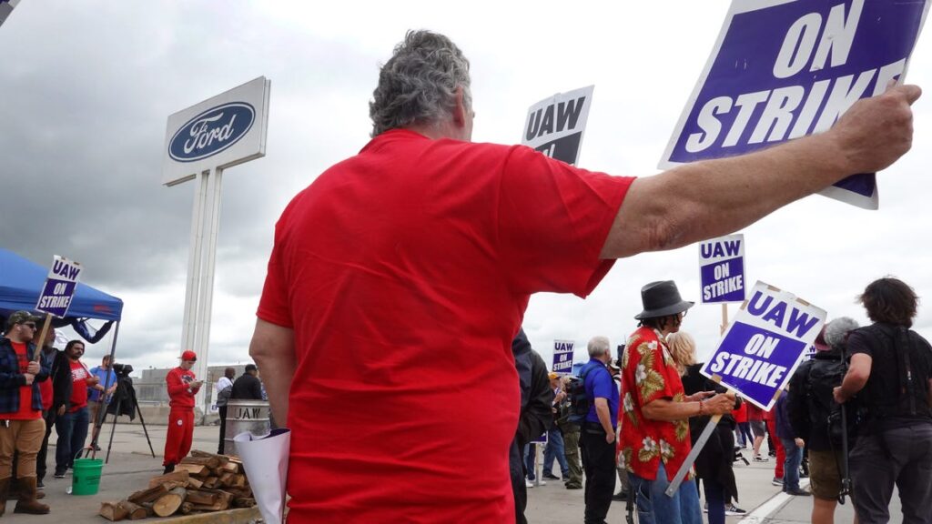 UAW Strike Expands Strike, Sending 25,000 Workers To The Picket Line