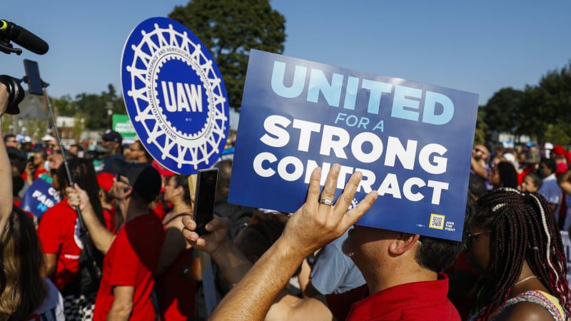 Automaker Stellantis makes counteroffer of 14.5% in raises to United Auto Workers