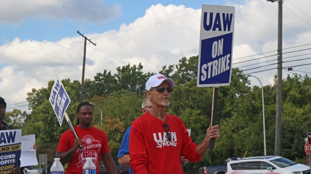 Detroit Three automakers enter final hours to avoid wider UAW strike