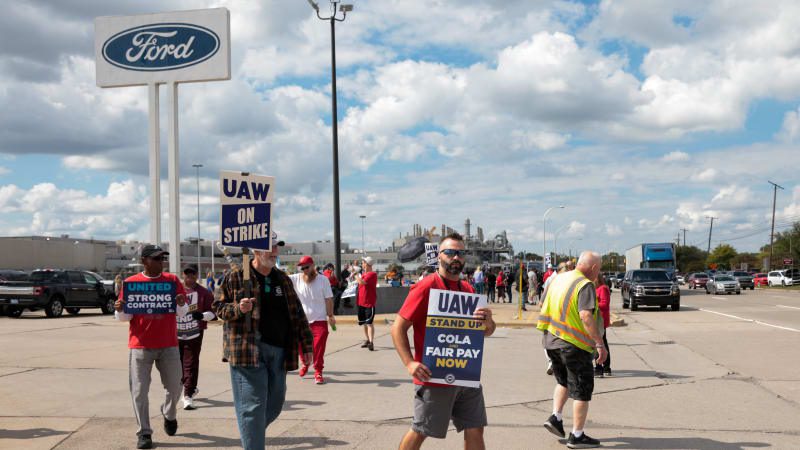 Ford: 'Significant gaps' remain in UAW labor contract talks