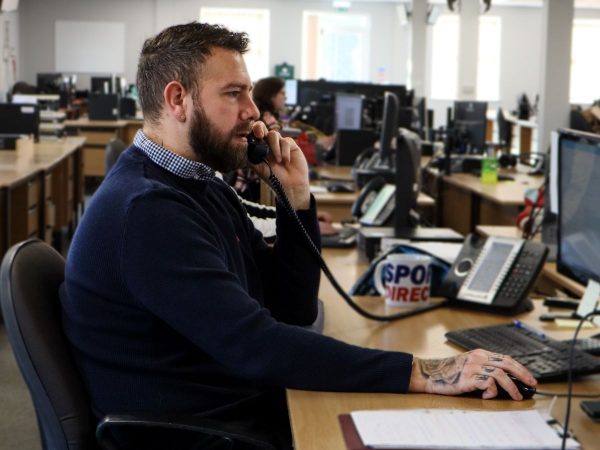 Person speaking on the phone in a call centre